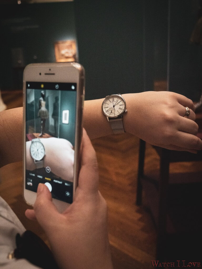 Maple wooden watch by BEÄR BRUSSELS - blue dial